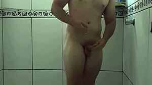 tomando um banho morno pela manhã e mostrando o corpo vistoso e quente para as safadinhas, lavando cada músculo com água quente no chuveiro caseiro.
