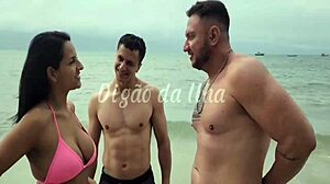 Gostosa Fudendo Com Dois Na Praia