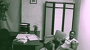 Черная парочка тайком трахается в офисе на скрытую камеру