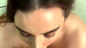 Troia con tette succose brilla in tease all'aperto