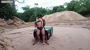 brunette chupando pau in sensual natureza on rainy day