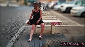 لا بنطالون في فستان قصير، فلاش كس في وسط المدينة أثناء المشي في العام