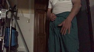 Want to see a hot gay rub session?