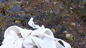 Morocha Exibicionista Se Baña En El Río Con Las Tetas Al Aire Y Se Toca