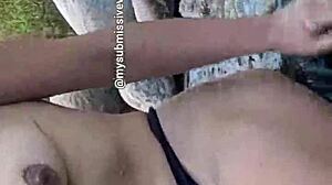 Morocha Exibicionista Se Baña En El Río Con Las Tetas Al Aire Y Se Toca