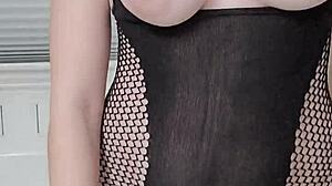 Латина альт девка кончает, скача на дилдо в ванне.