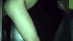 Glory hole magrinha sendo comida na frente do corno