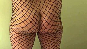 Emma shakes thick ass excitedly!