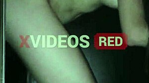 Glory hole magrinha sendo comida na frente do corno