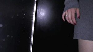 Glory hole magrinha sendo comida na frente do corno