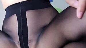 Siganjue tetona morena se masturba con vibrador en baño! 😘