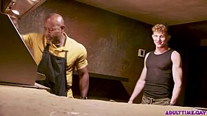 अरे, देखो ये ब्लैक स्टड रेडहेड ट्विंक की टाइट होल पर कब्जा करता है!