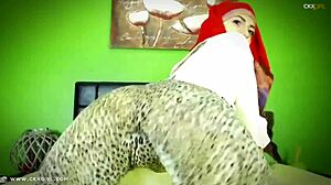 Arab Muslim girl Ckxgirl Cokegirlx twerks in hijab on live webcam.