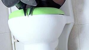 siganjue busty brunette masturbates with vibrator in bathroom! 😘