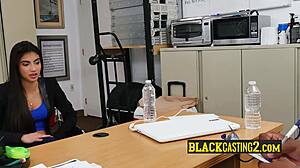 Sexy jawan ladki 18+ deepthroat blowjob ke dauraan chillaati hai