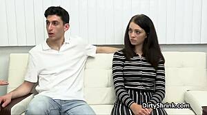 बड़ा लंड ऑफिस थेरेपी में सेक्सी ब्रूनेट्स को जोरदार चोदता है