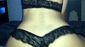 jolie escorte-girl arabe se déshabille pour un striptease torride