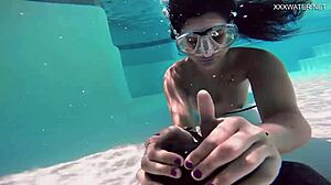 Brita piskova masturabtes underwater in pool