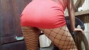 hijastra seductora lifts her skirt showing vagina to heat up padrastro who rubs his cock for sex 🍑🔥