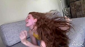 सुपर पॉपुलर हैरी हंक रेडहेड बेब को बिग ब्लैक कॉक पर क्रीम कराता है