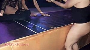 trailer blondeliberal e nicoly mattos fizeram chupa��o com amigas no palco do clube de swing e depois foram foder na �rea externa com o lukas zaad