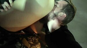 Pareja rubia lame culo intensamente en público lleva a orgasmo en casa