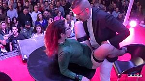 Zenda Sexy के बड़े नेचुरल बूब्स के साथ रोमांटिक पब्लिक सेक्स