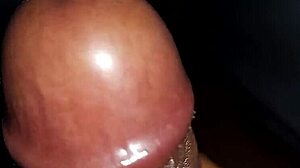 Verga negra eyaculando en sesión de paja casera
