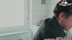 Deutsche dünne brünette milf beim anal fick in kleinen arsch