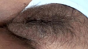 कभी समुद्र तट पर खूबसूरत स्टेपमदर की हेयरी चूत को चुपके से देखा?