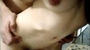 comendo a buceta da novinho enquanto enf0r ela e prendo os bra�os do jeito que uma putinha gosta pussy amateurs bra cock