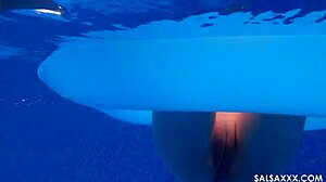 水下性爱弯腰与群鸡巴玩耍