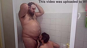 زوجين مثليين شابين 18+ بزبوط عملاقة يستمتعان بمص بدون واقي في الدش