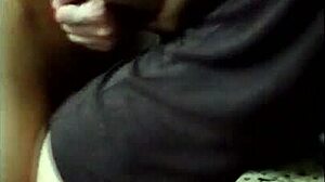 comendo a buceta da novinho enquanto enf0r ela e prendo os bra�os do jeito que uma putinha gosta pussy amateurs bra cock