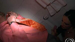 Alisha sweet strippt für dich und lässt sich ersatzweise ficken!