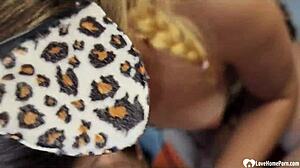 Provocante occhialuta fa pompino e sesso da pornostar bionda amica a cazzo grosso