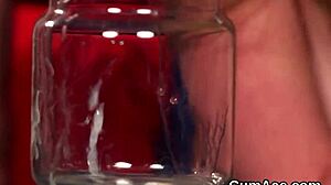 调情的美女说，“我脸上被射精，吞下所有汁液”