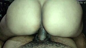 Socando no cuzinnho da novinha e derramando tudo dentro