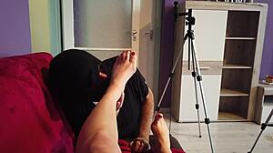 Naylon Çoraplı ve Çıplak Ayakları Tapıyorum