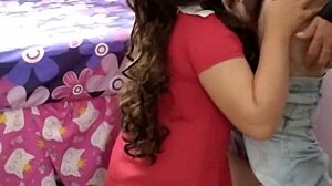 मैंने चुपके से अंकल को मेरी बहन को ठोकते देखा, वाह असली होममेड एक्शन देखकर बहुत उत्तेजना हुई