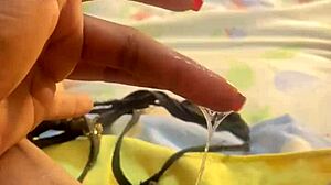 Greluda gostosa gozada com dedinho na rua!