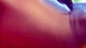 Greluda gostosa gozada com dedinho na rua!