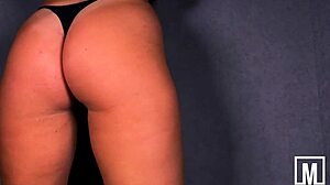 Watch my juicy booty play with huge dildo