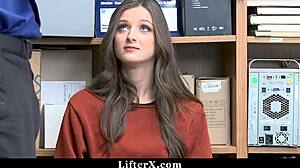 सख्त अफसर ने चोरनी को आजादी के लिए ऑफिस में जोर से ठोका