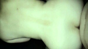 Японская королева доминирует с огромной жопой, скача на большом монстр-члене в интенсивных позах.