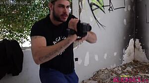 ชายเร่ร่อนดูดหีสาวบนถนนกลางแจ้ง