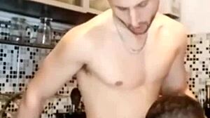 Plomero destapó mi caño con facial y handjob.