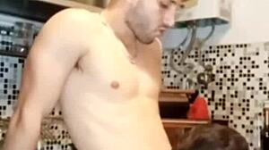 Plomero destapó mi caño con facial y handjob.