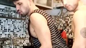 Plomero destapó mi caño con facial y handjob.