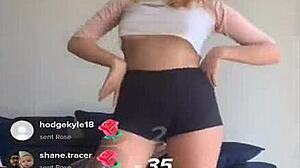 Reboto mis tetas rubias en workout con bra y shorts